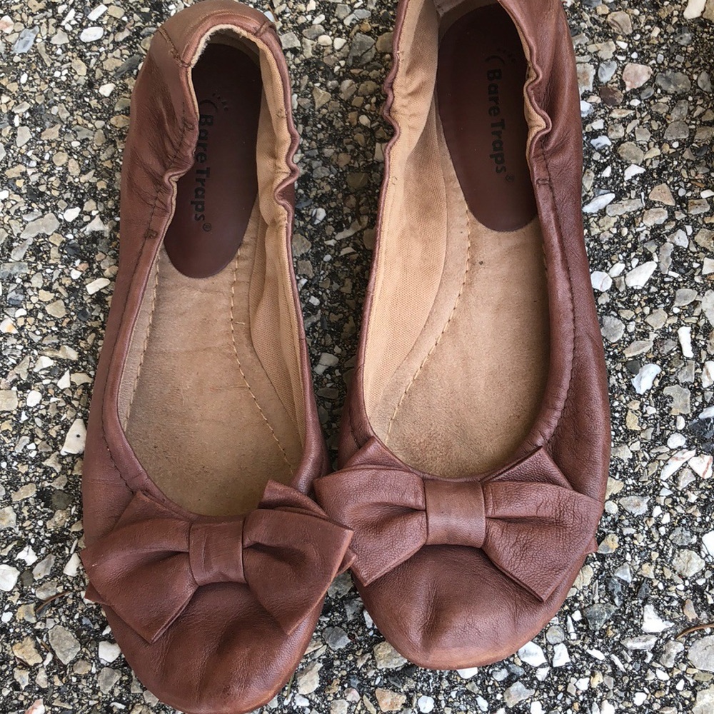 Bare Traps brown flats